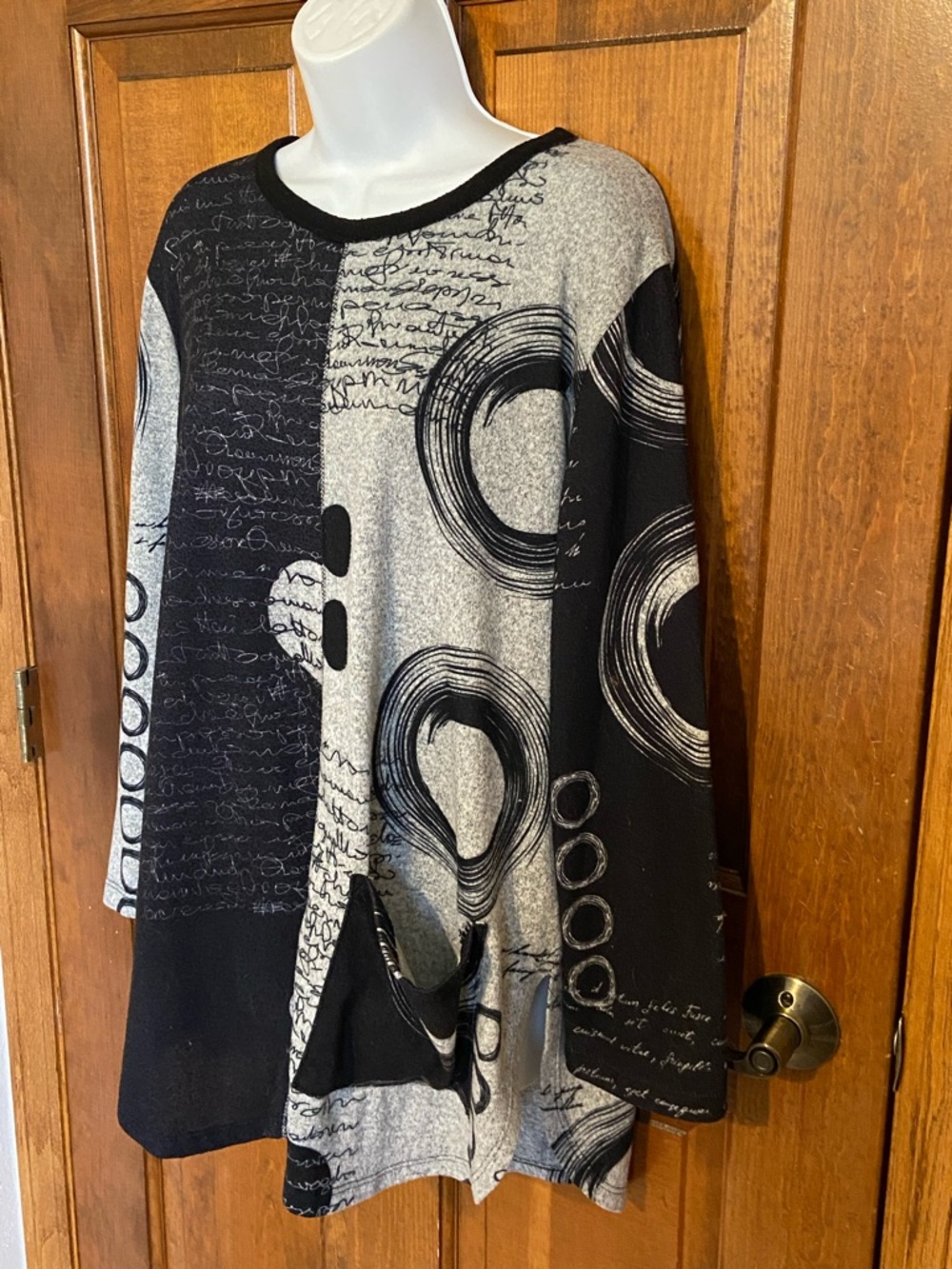 Jess & Jane tunic abstract design relaxed fit script motif Size Large - Picture 3 of 9